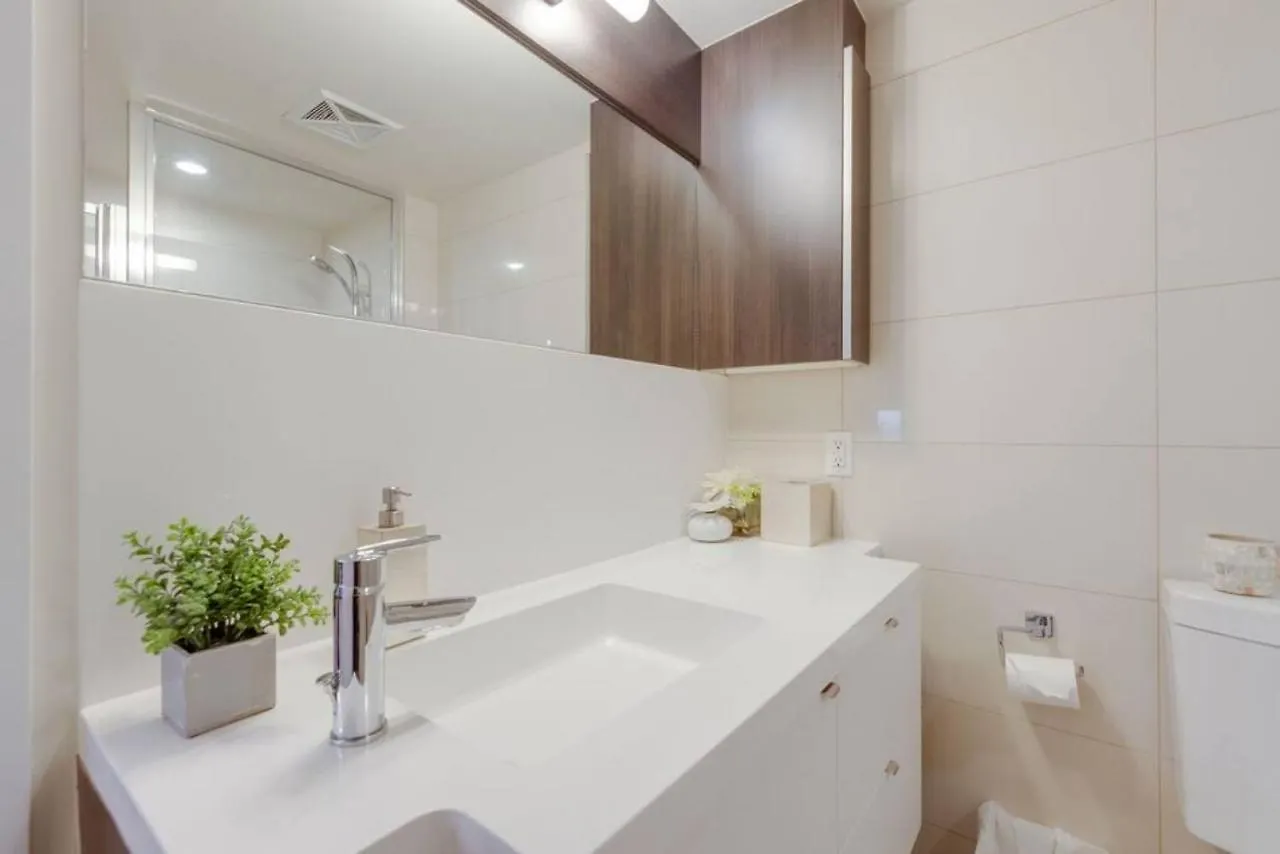 Lux 2Br 1Ba Steps To Cn Tower W Parking Included Villa Toronto Tatil Evi