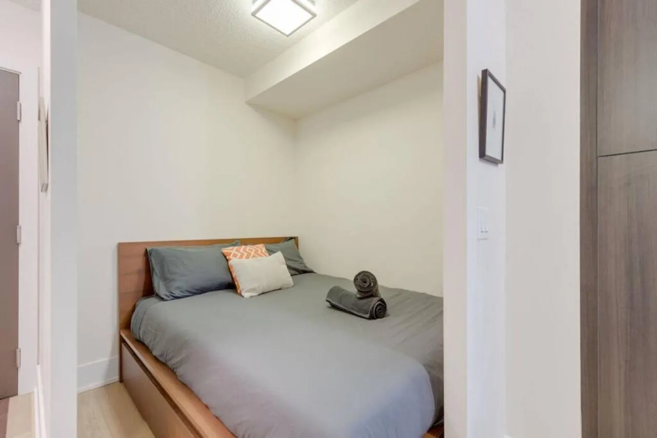 Vakantiehuis Lux 2Br 1Ba Steps To Cn Tower W Parking Included Villa Toronto Canada