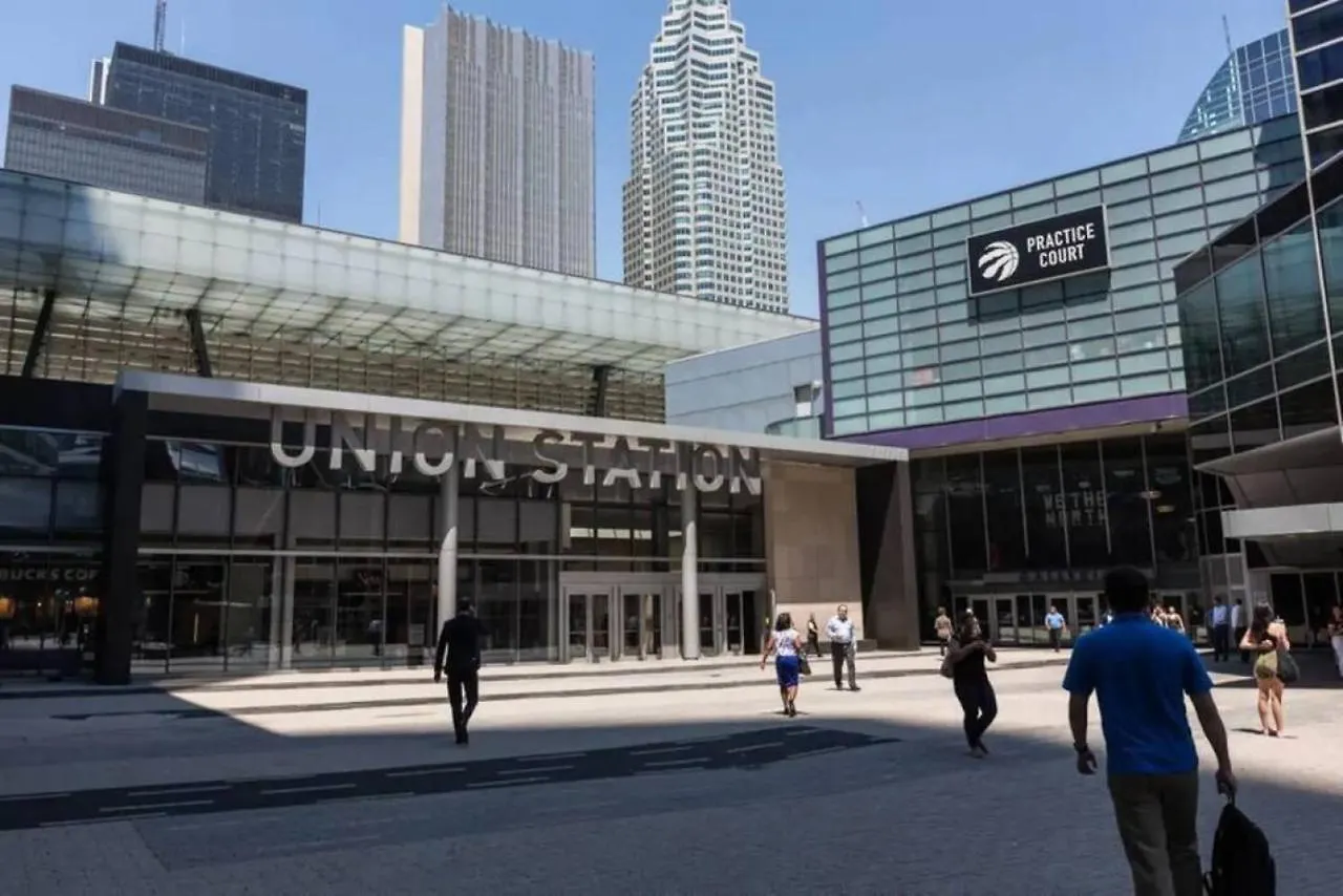 Lux 2Br 1Ba Steps To Cn Tower W Parking Included Villa Toronto Holiday home