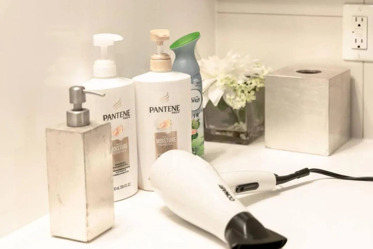 Holiday home Lux 2Br 1Ba Steps To Cn Tower W Parking Included Villa Toronto